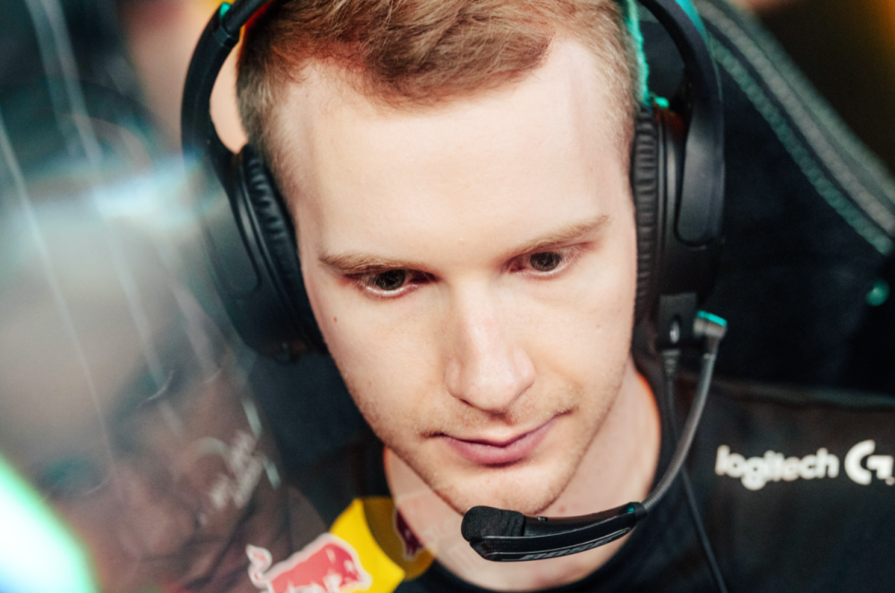 EG碾压FLY，Jankos线上压制力十足鏖战多局四强赛，引爆全场热议