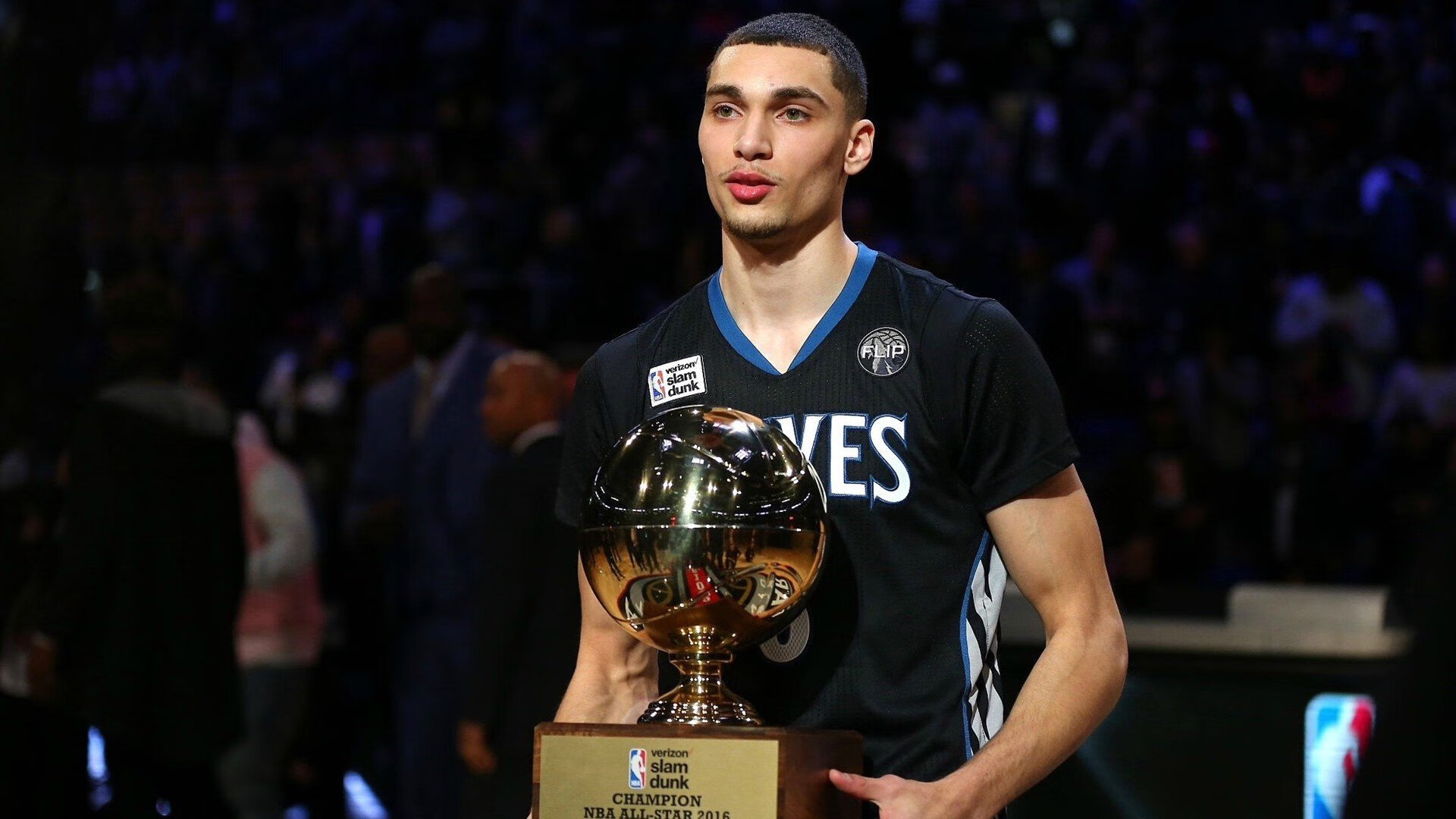 沸腾与孤勇,当勇士浪潮淹没纽约,浓眉以擎天之柱撑起紫金王朝